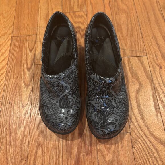 Nurse Mates Bryar Dark Gray & Black Paisley Patent Clogs Shoes Womens Sz 9M - Picture 3 of 10